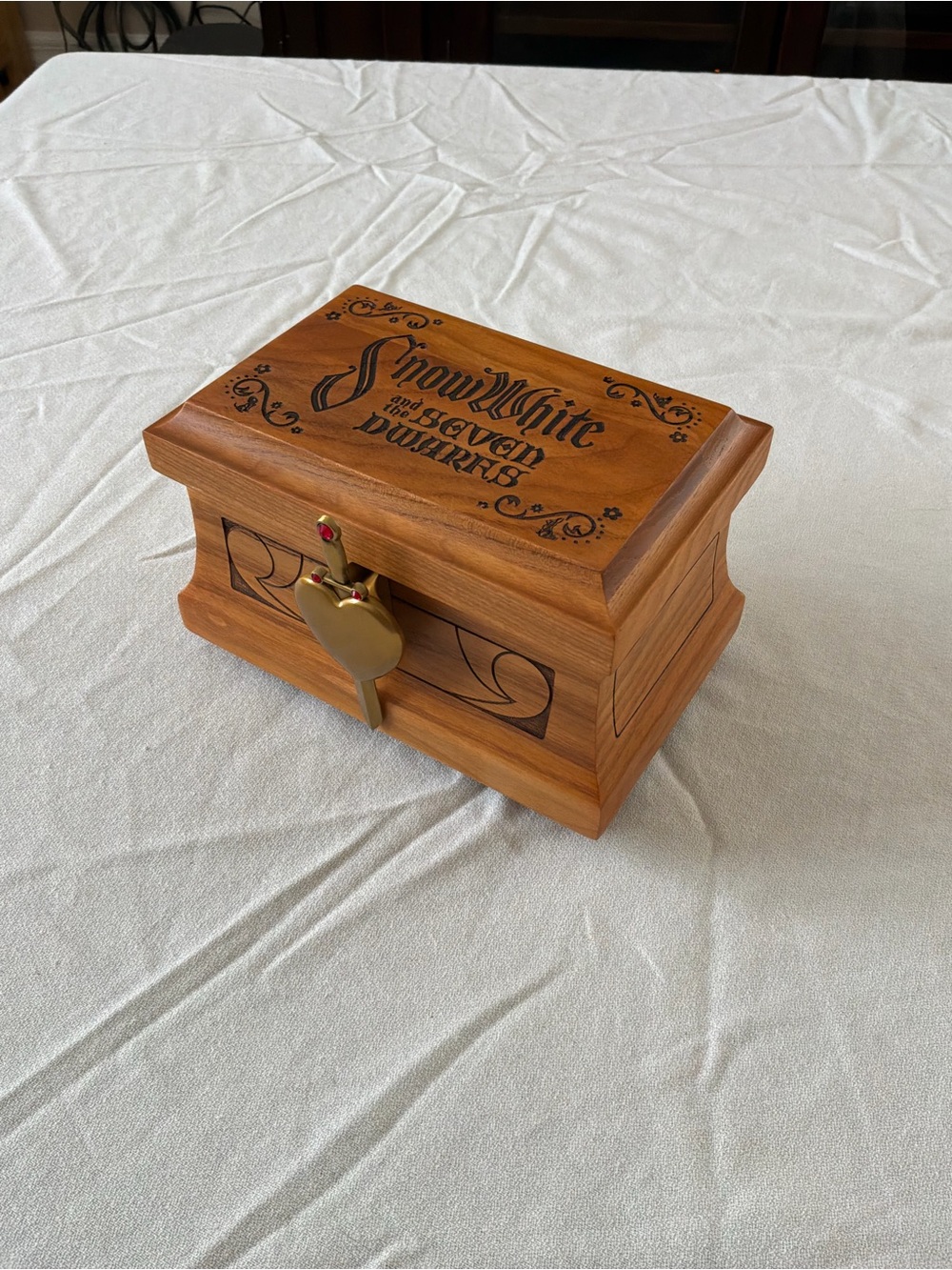 ******** Disney Snow White Wooden Jewelry Box with Gold-Tone Heart Lock ********